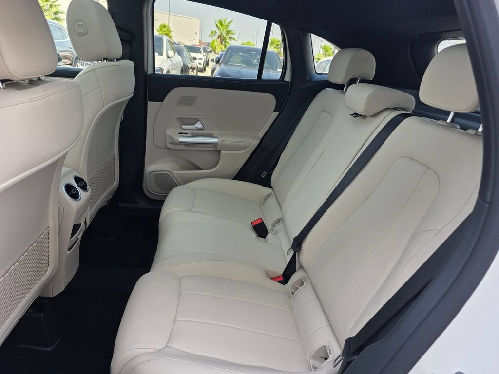 New 2026 Polar White Mercedes-Benz GLA 250 image 42