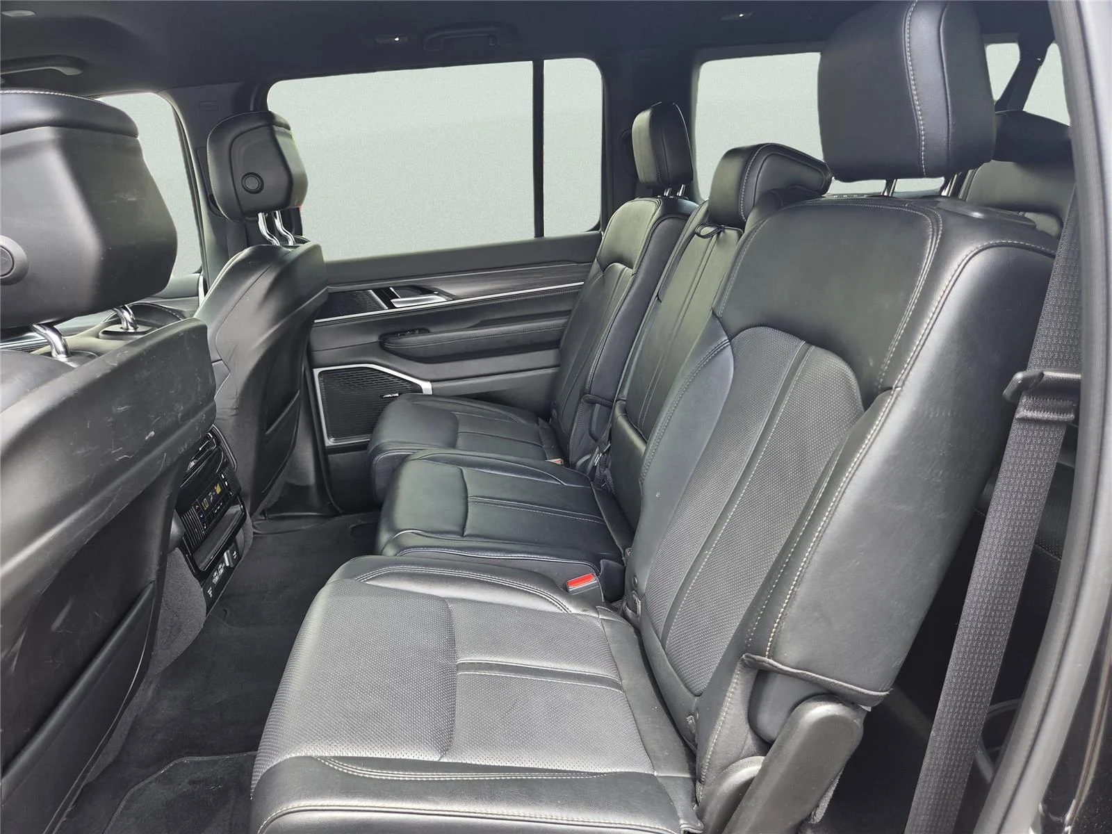Used 2024 Diamond Black Crystal Pearlcoat Jeep Series III image 21