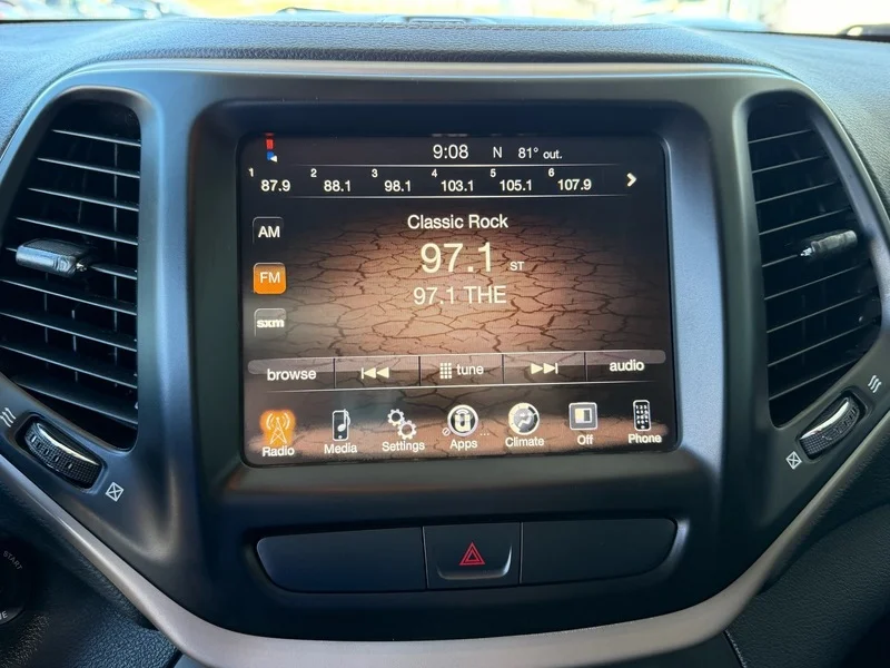 Used 2017 Granite Crystal M Jeep Latitude image 10