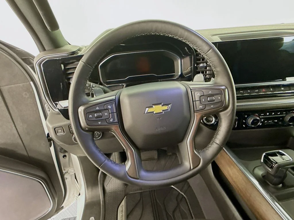 Used 2023 Pearl Chevrolet High Country image 12
