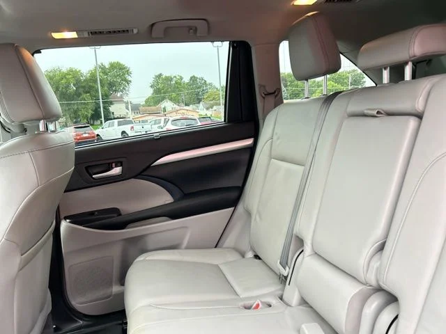 Used 2017 Shoreline Mist Toyota XLE image 19