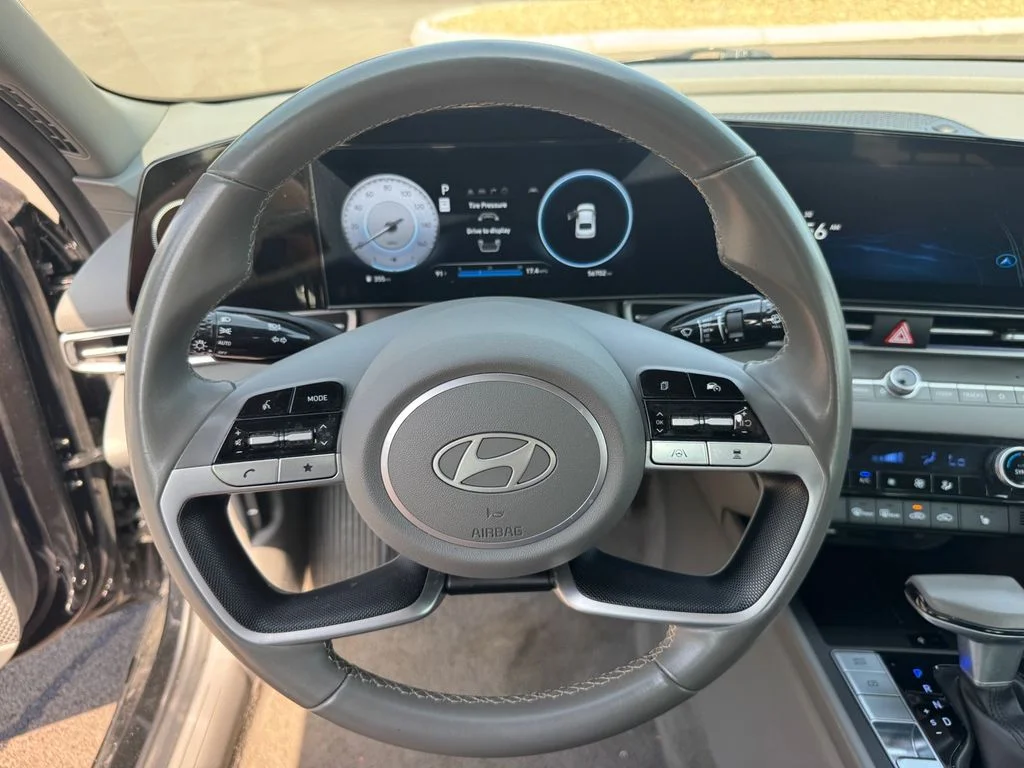 Used 2025 Black Hyundai SEL Convenience image 25