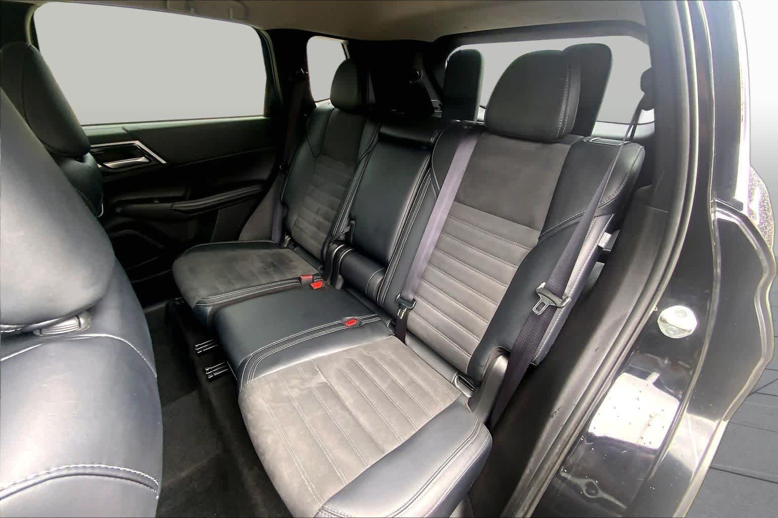 Used 2024 Labrador Black Pearl Mitsubishi SE image 18