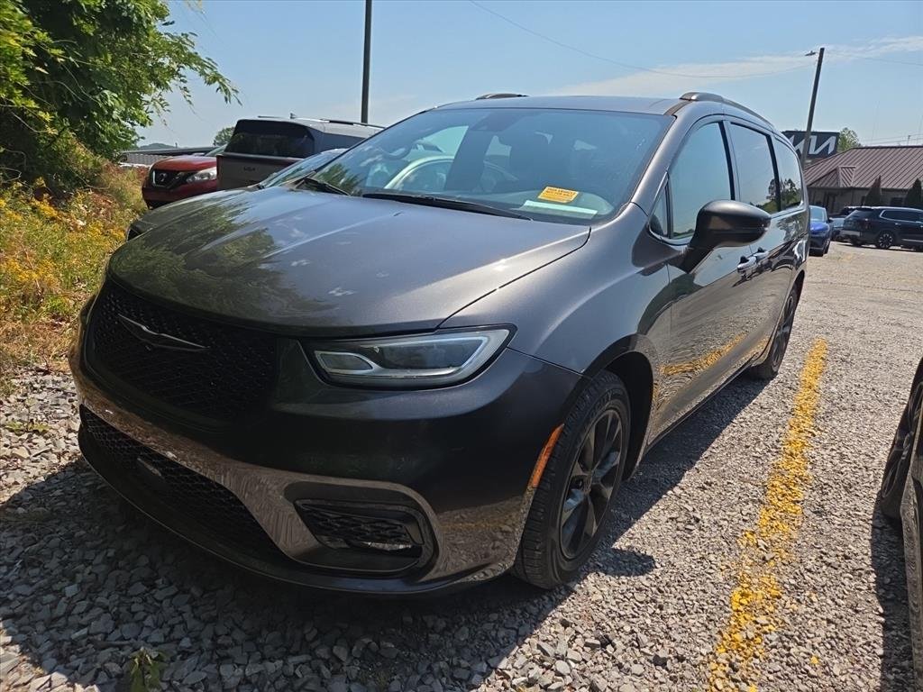 2021 Chrysler Pacifica Touring's photo