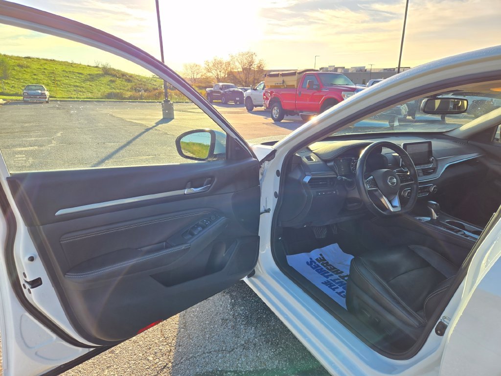 Used 2019 White Nissan 2.5 SL image 11