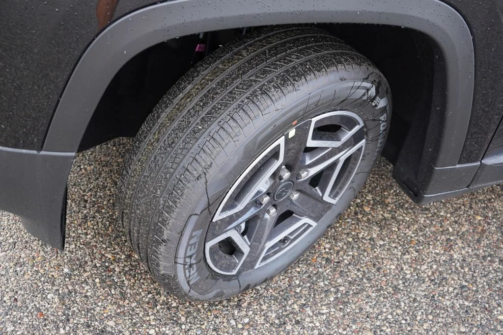 New 2026 Diamond Black Crystal Pearlcoat Jeep Limited image 9