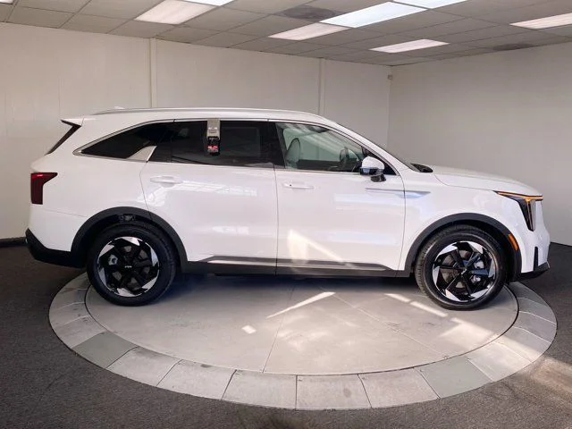 New 2026 Snow White Pearl Kia EX image 6