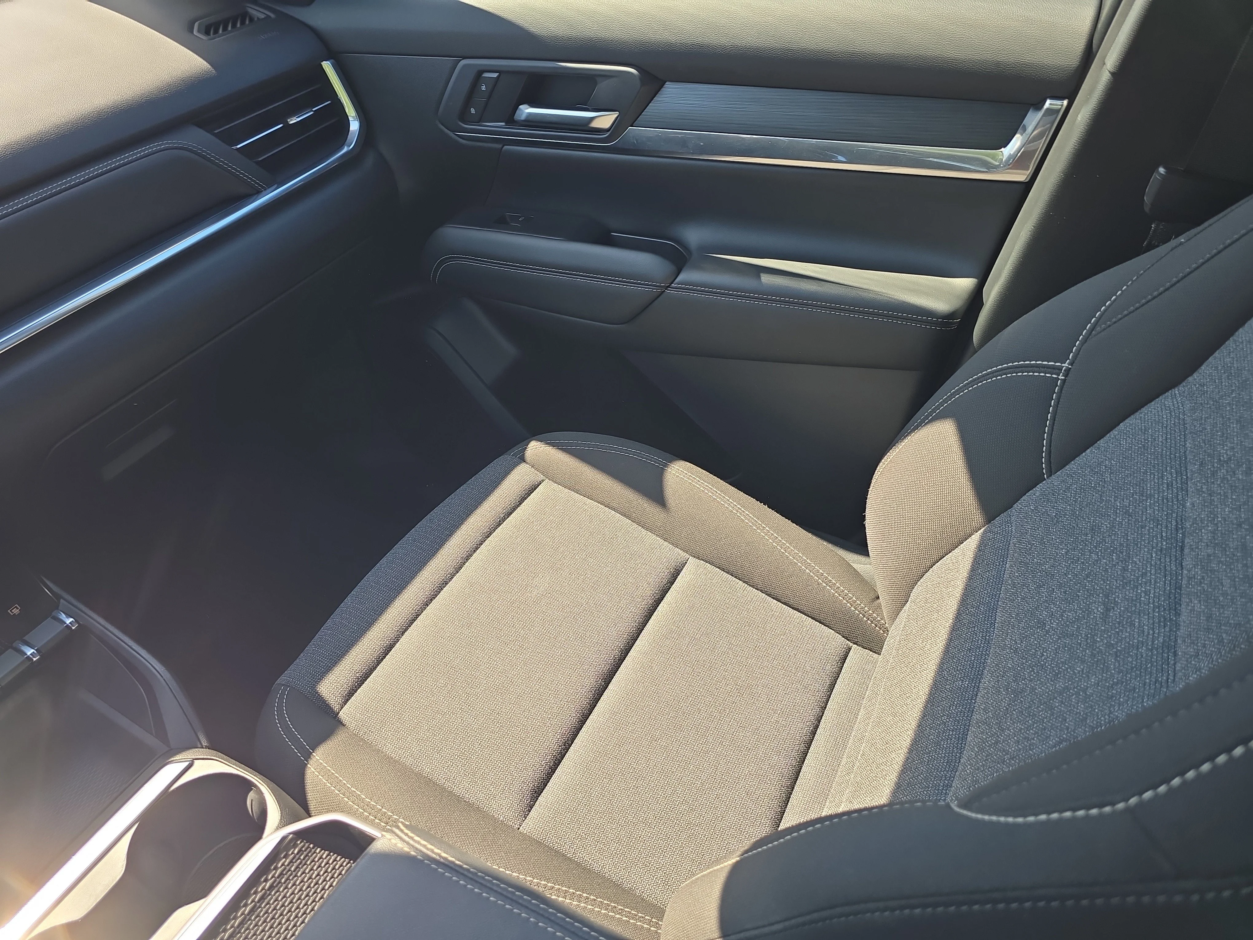 Used 2025 Summit White GMC AWD Elevation image 13