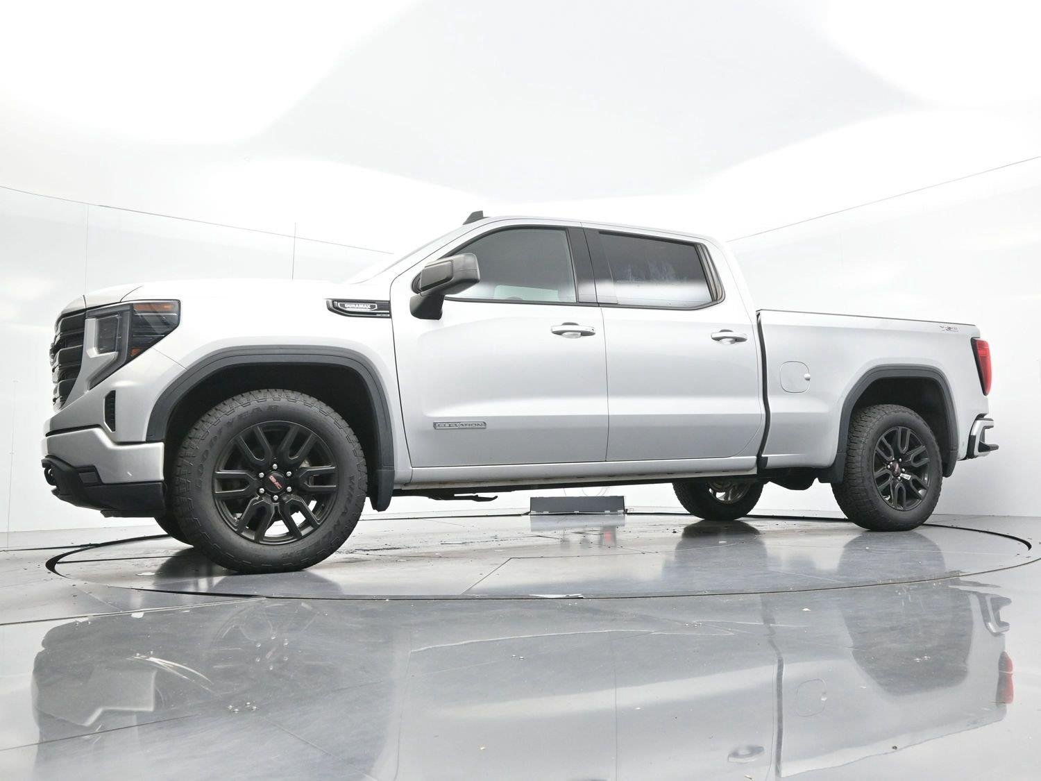 Used 2022 Quicksilver Metallic GMC Elevation image 46