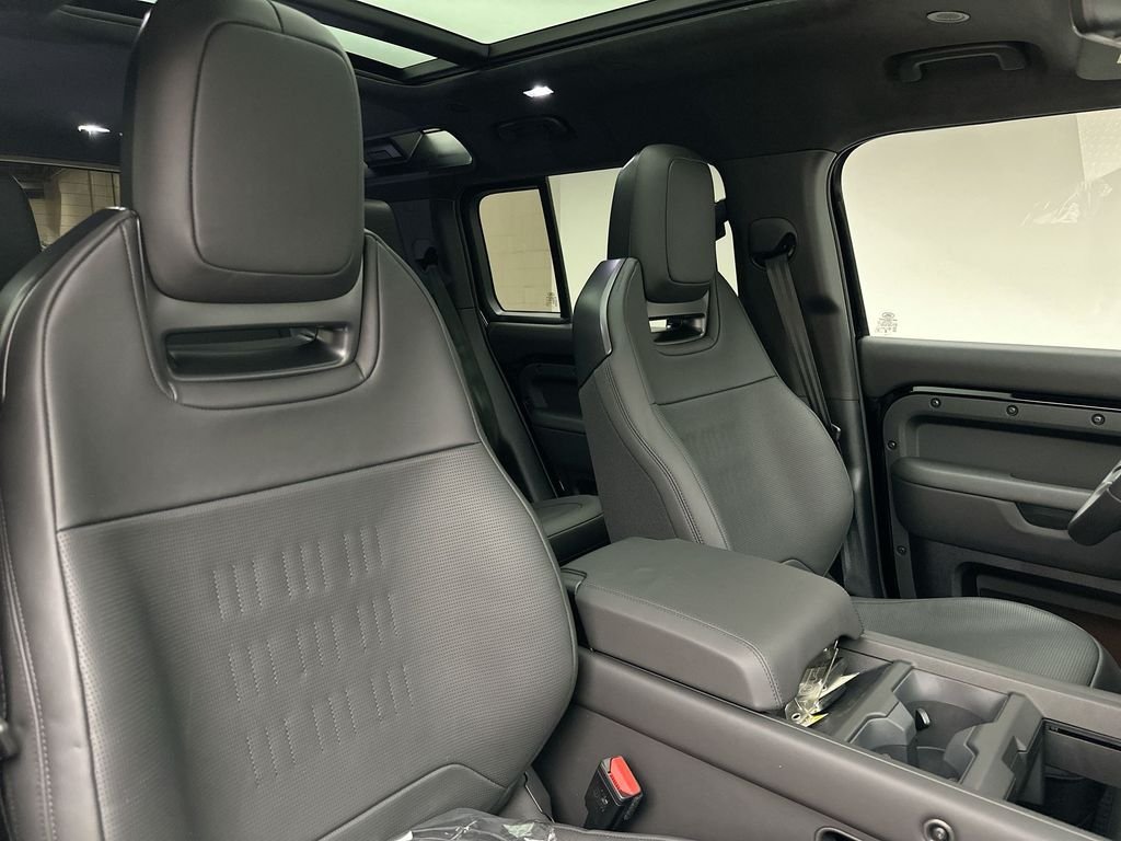 New 2026 Narvik Black Land Rover OCTA image 14