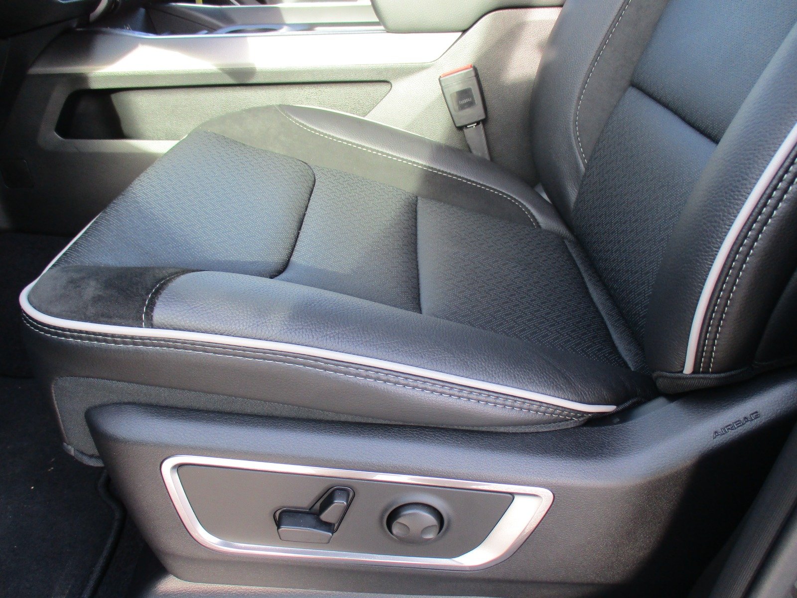 2026 RAM 1500 Laramie - Photo 12