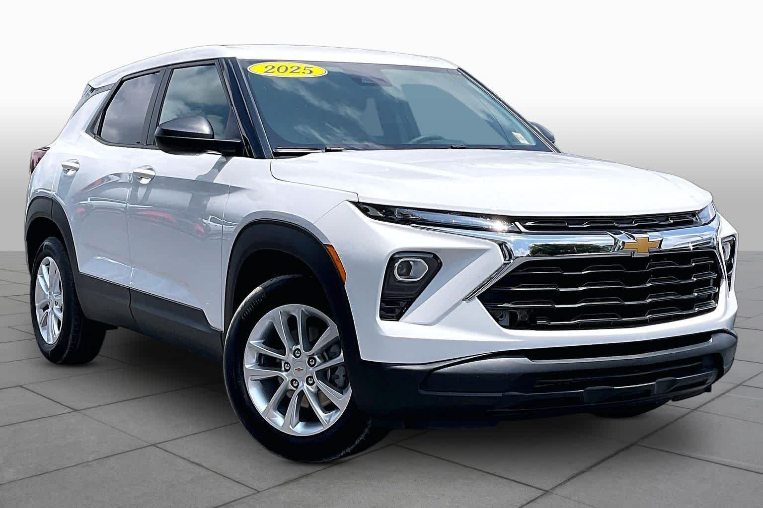 Used 2025 Summit White Chevrolet LS image 3