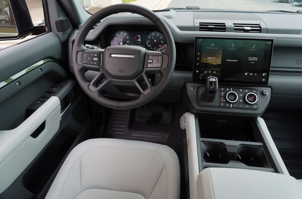 New 2026 Woolstone Green Land Rover X-Dynamic SE image 15
