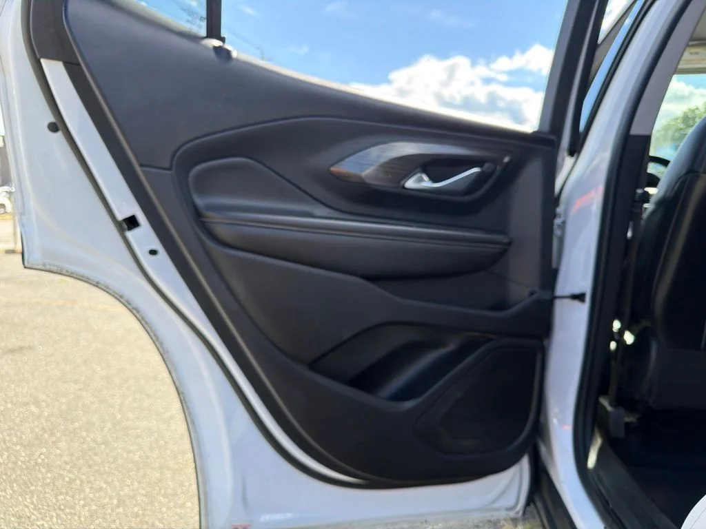 Used 2022 White GMC SLT image 32