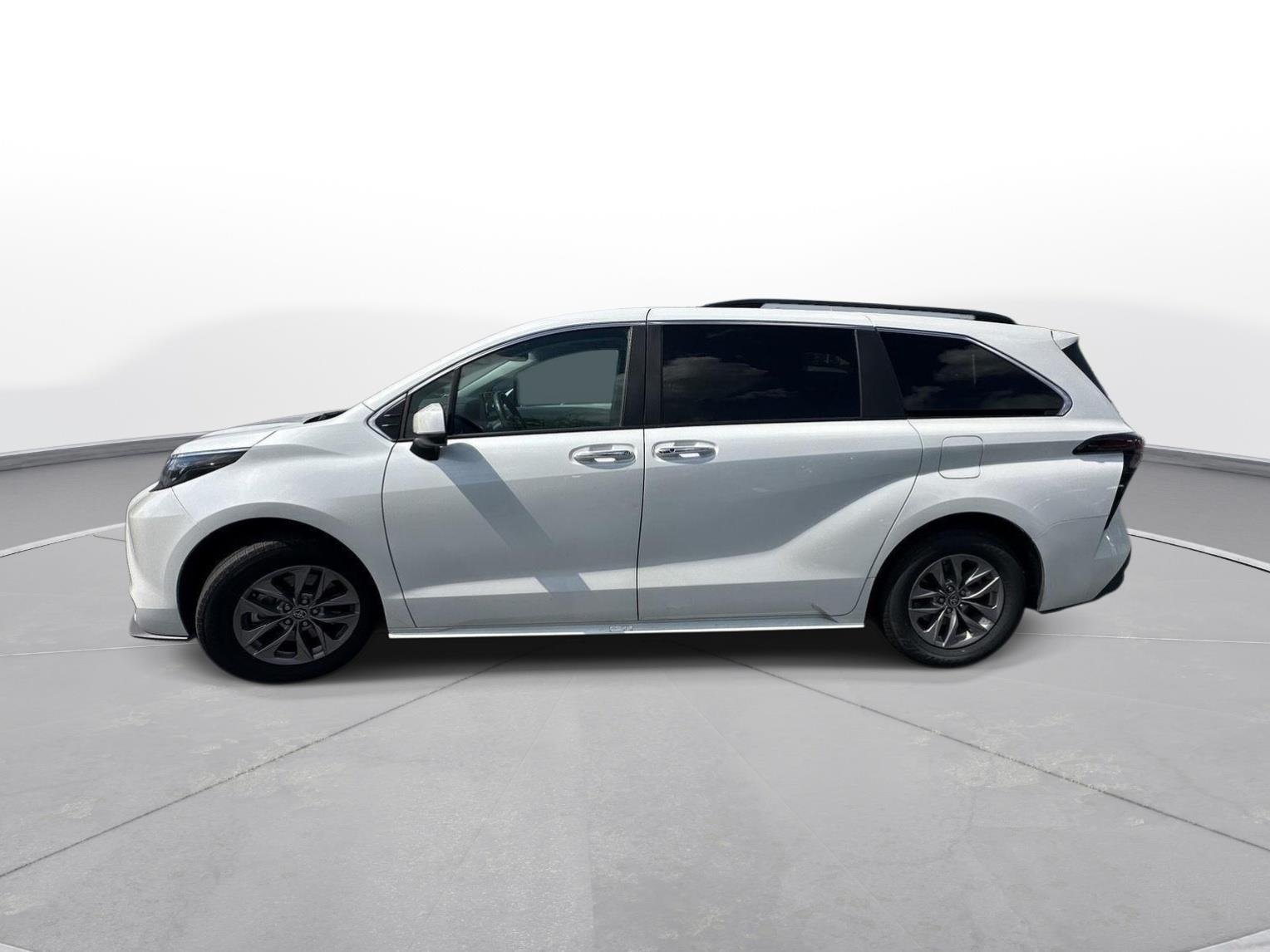 Used 2025 Wind Chill Pearl Toyota XLE image 9