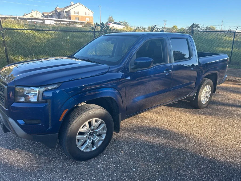 Used 2022 Blue Nissan SV image 4