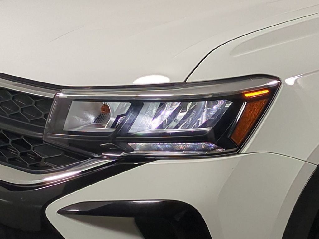 2024 Volkswagen Taos SE - Photo 12