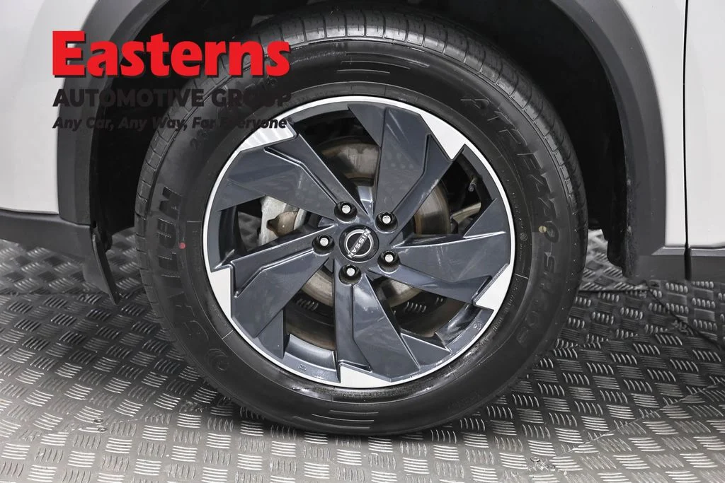 Used 2024 Silver Nissan SV image 31