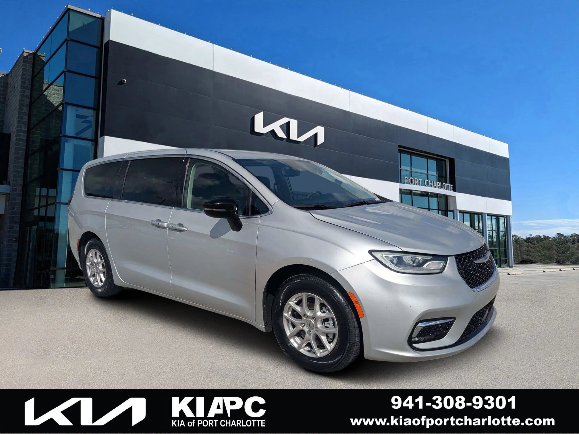 2024 Chrysler Pacifica Touring L's photo