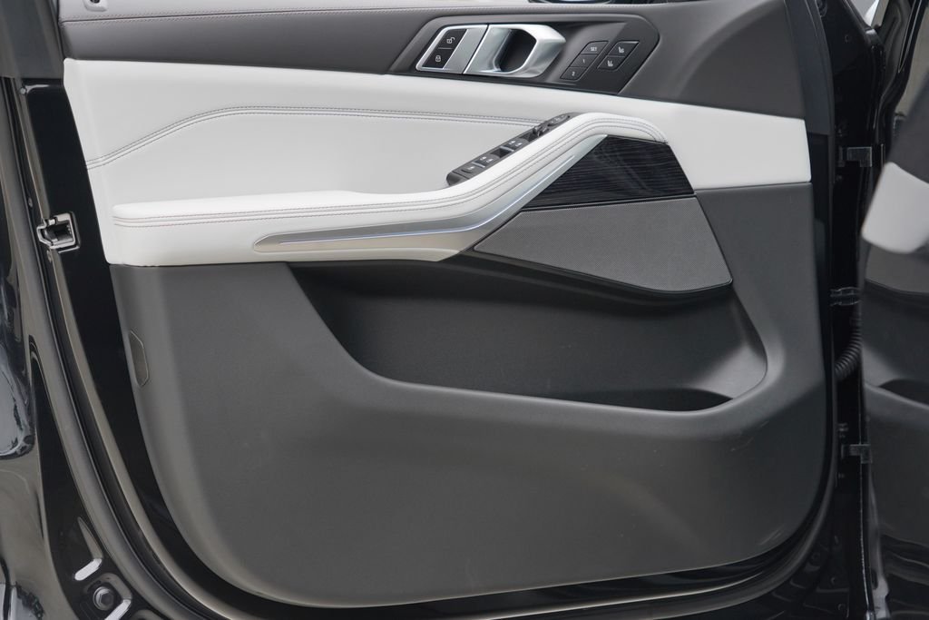 New 2026 Black Sapphire Metallic BMW xDrive40i image 8