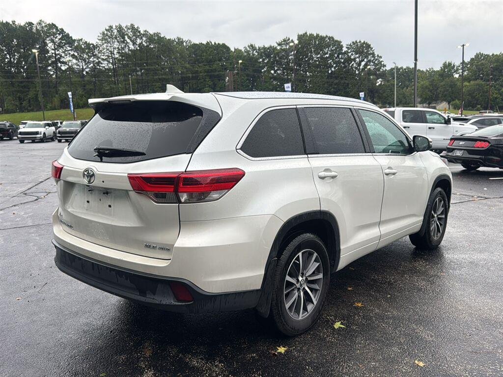 Used 2017  Toyota XLE image 3