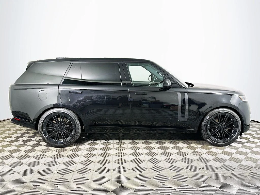 New 2026 Santorini Black Land Rover SE image 4
