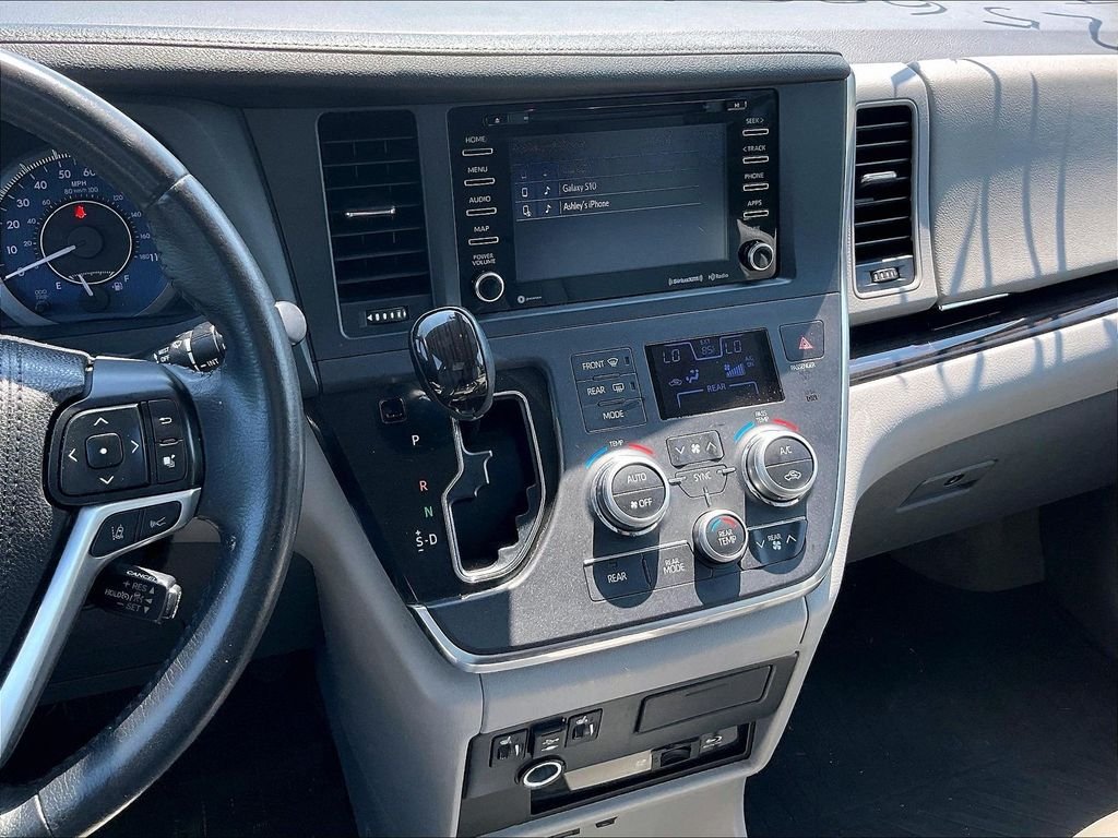 Used 2018 Beige Toyota XLE Premium image 19