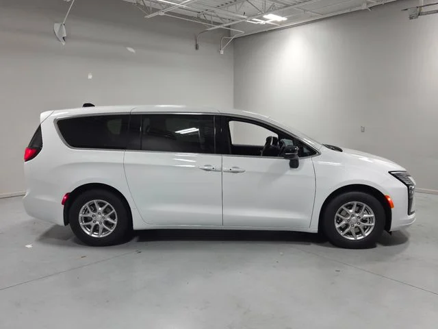 New 2027 Bright White Clear-Coat Exterior Paint Chrysler Select image 17