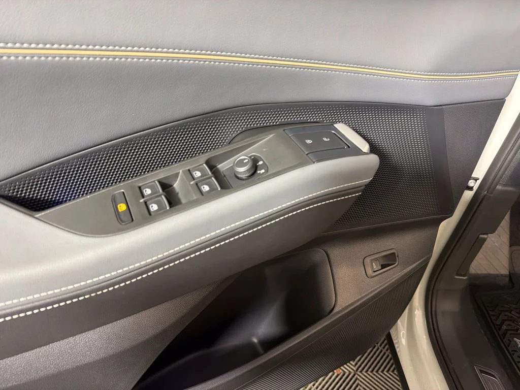New 2027 Beige/tan Volkswagen SE w/Technology image 9