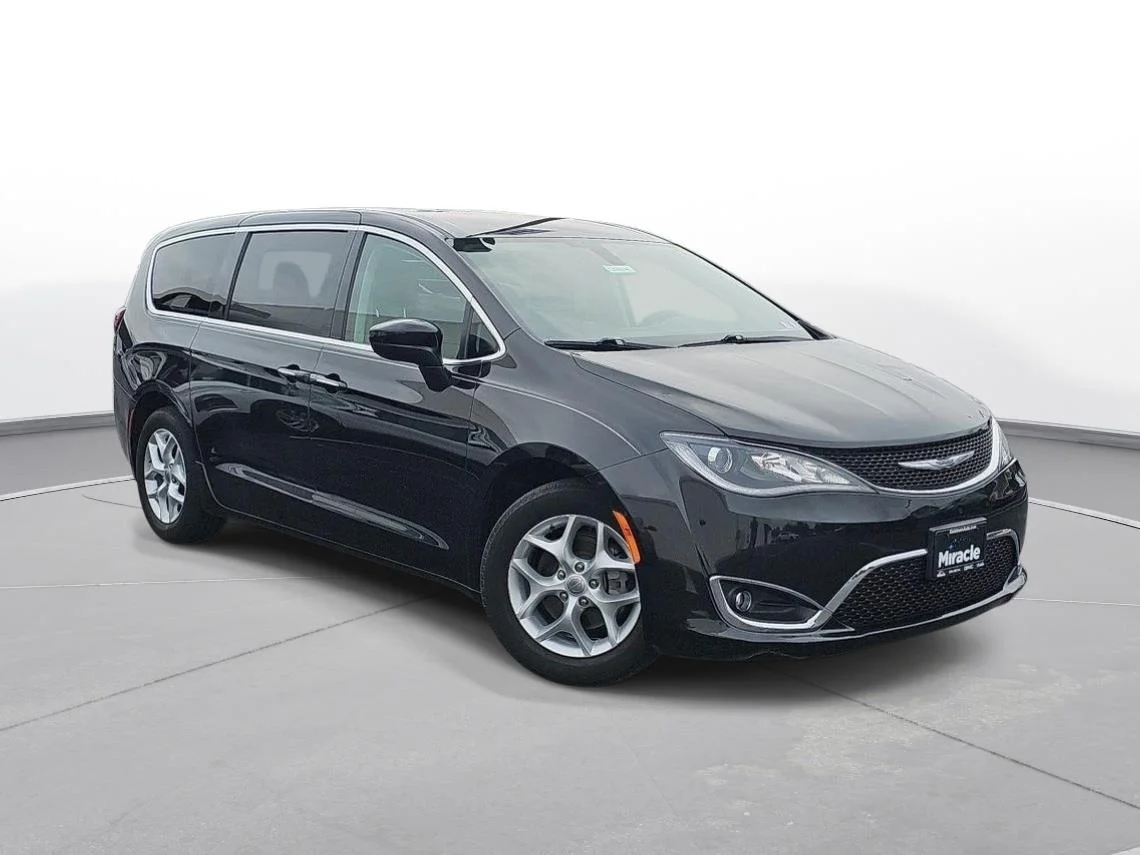 Used 2017 Brilliant Black Crystal Pearlcoat Chrysler Touring Plus image 3