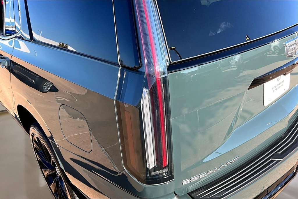 Used 2025 Green Cadillac V-Series image 33