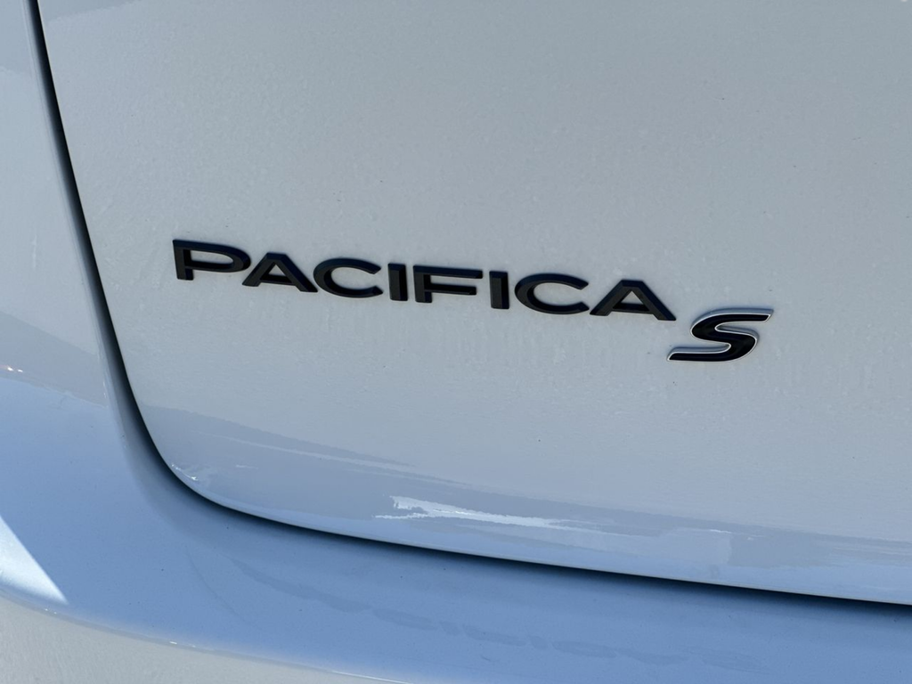 New 2027 Bright White Clear-Coat Exterior Paint Chrysler Limited image 46
