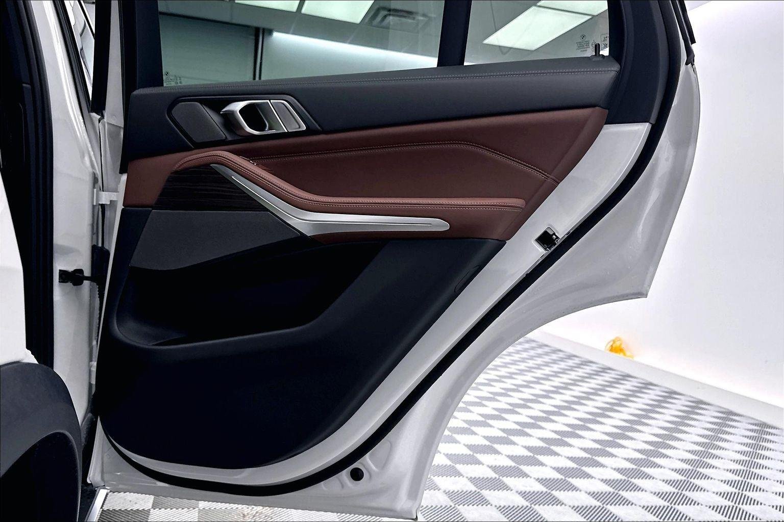 New 2026 Mineral White Metallic BMW xDrive50e image 32