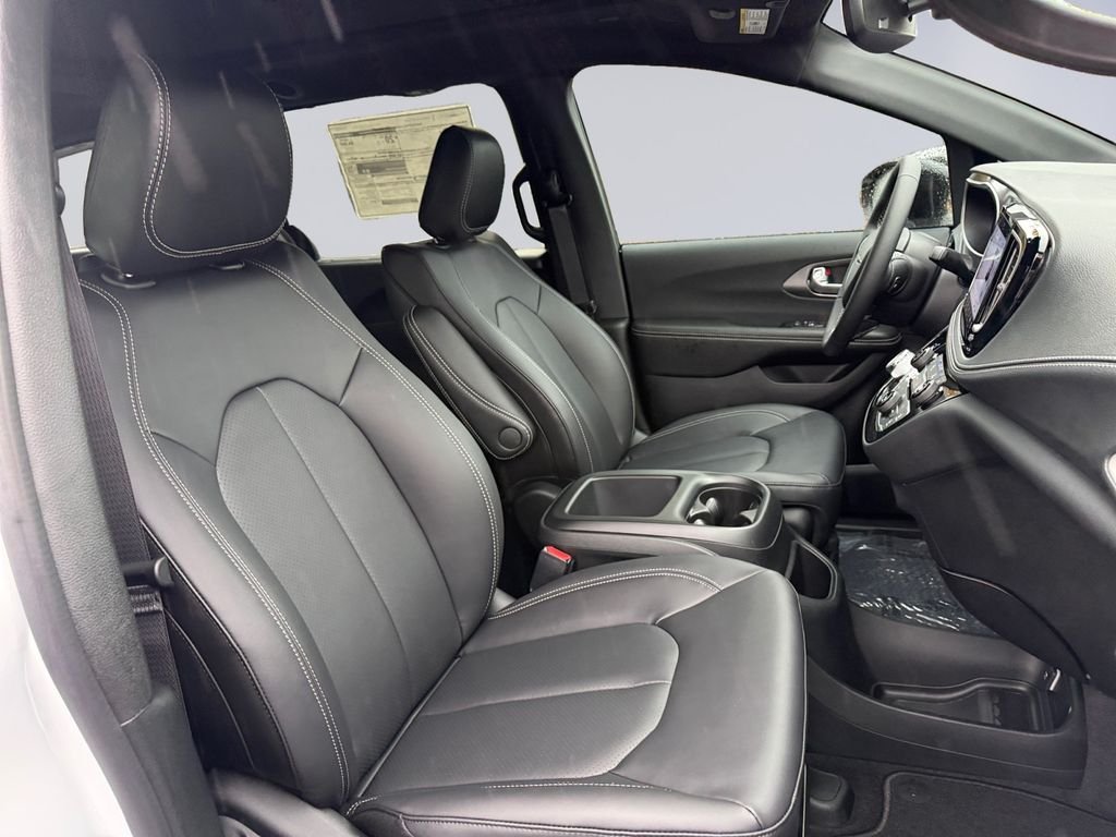 New 2026 Bright White Clear-Coat Exterior Paint Chrysler Select image 19