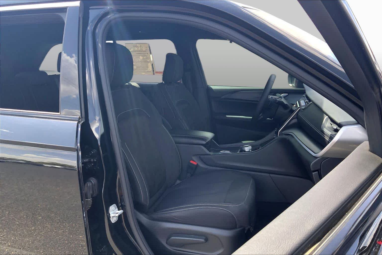 Used 2024 Diamond Black Crystal Pearlcoat Jeep Laredo image 9