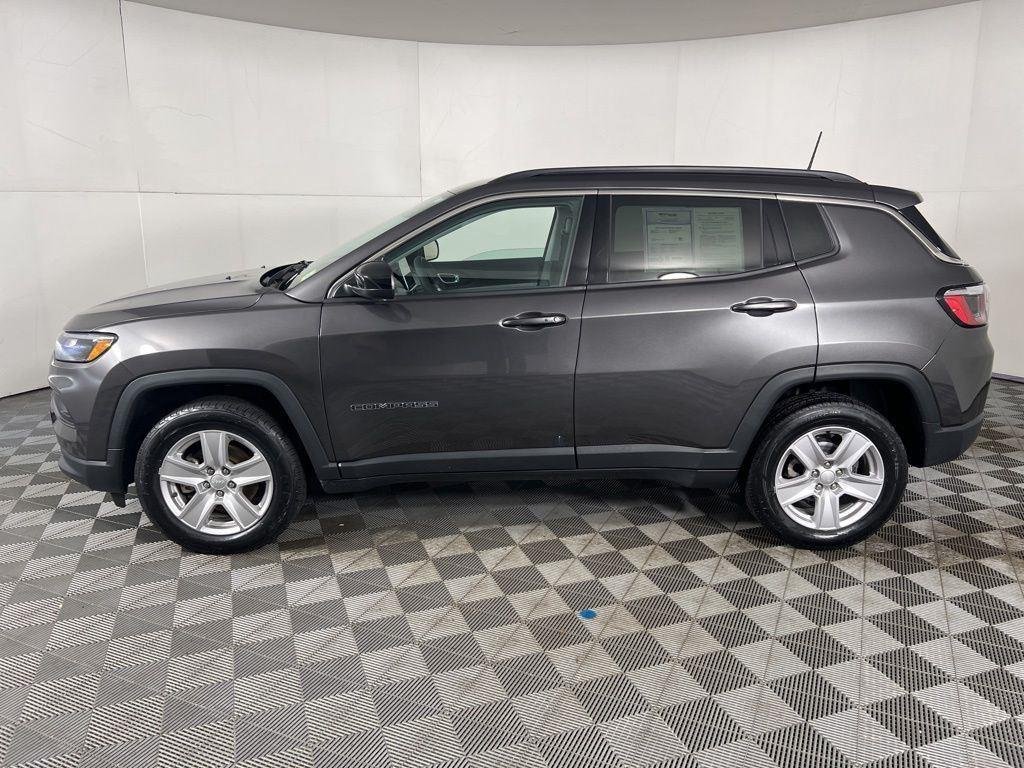 Used 2022 Granite Crystal Metallic Clear Jeep Latitude image 9