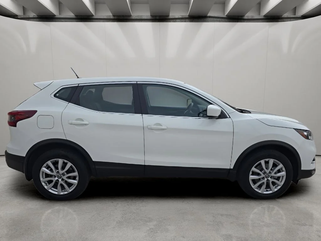 Used 2022 White Nissan SV image 6