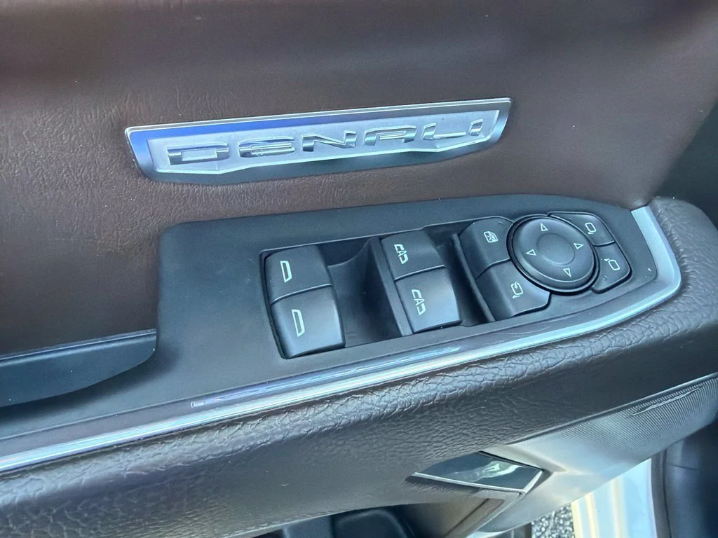 Used 2023 SUMMIT WHITE GMC Denali image 15