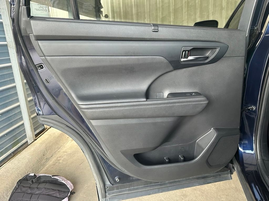 Used 2020  Toyota XLE image 28