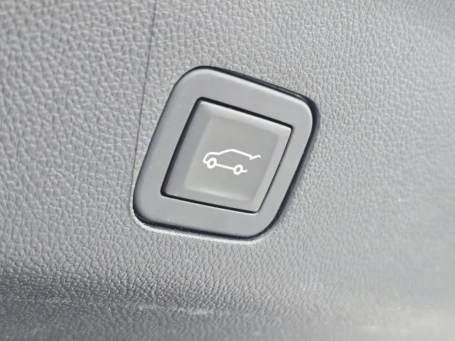 Used 2025 Black Cadillac Sport Platinum image 9