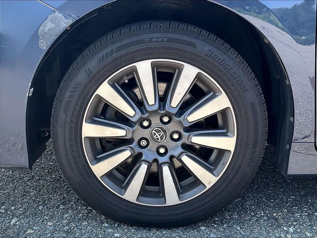 Used 2018 Beige Toyota XLE Premium image 7