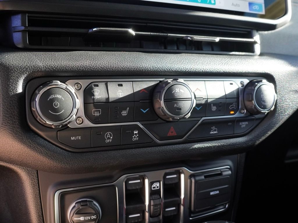 New 2026 Granite Crystal Metallic Clear-Coat Exterior Paint Jeep Sport S image 15