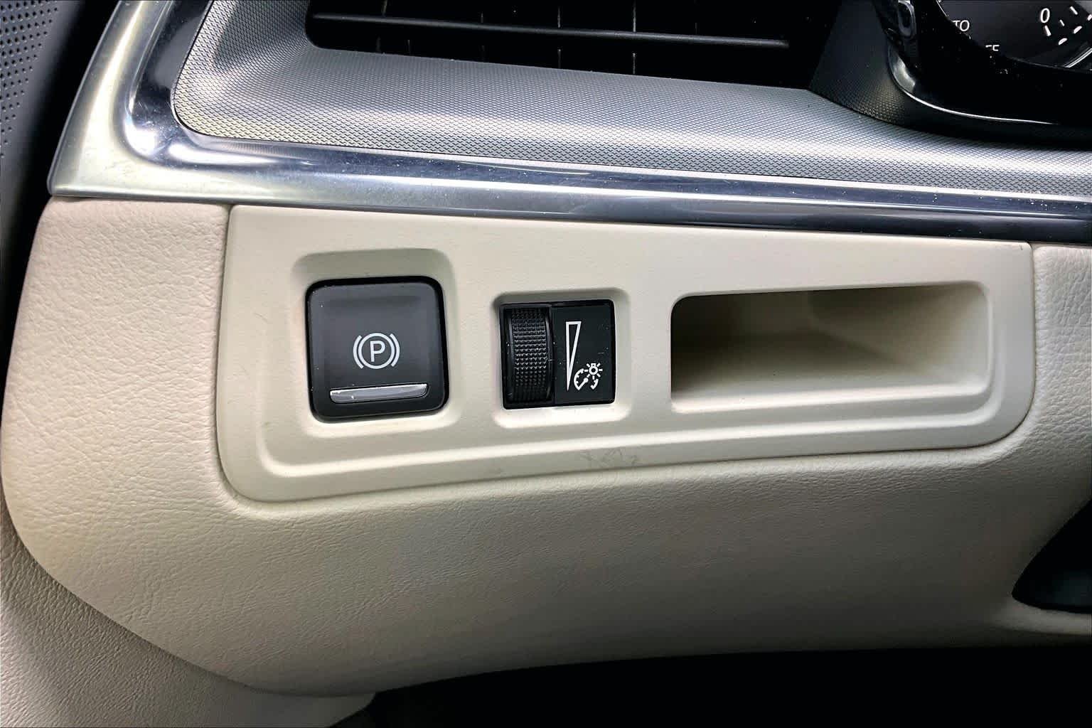 Used 2020 Crystal White Tricoat Cadillac Premium Luxury FWD image 34