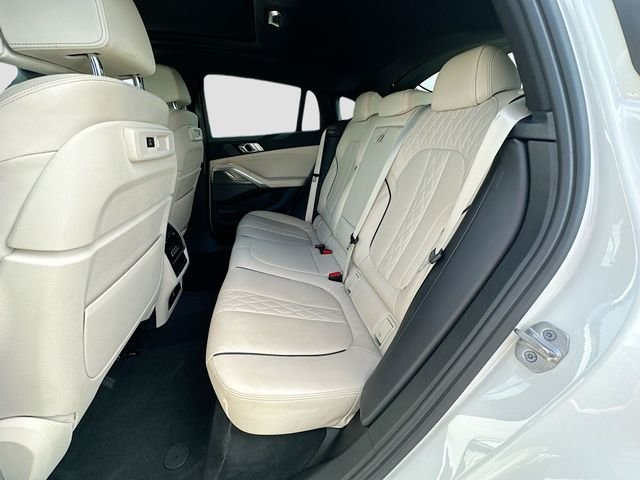 Used 2021 White BMW xDrive40i image 26