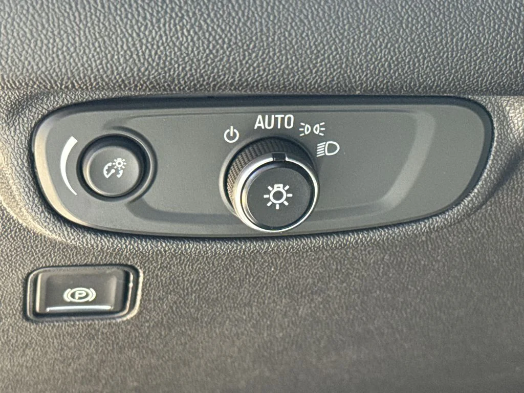 Used 2021 White GMC SLE image 22