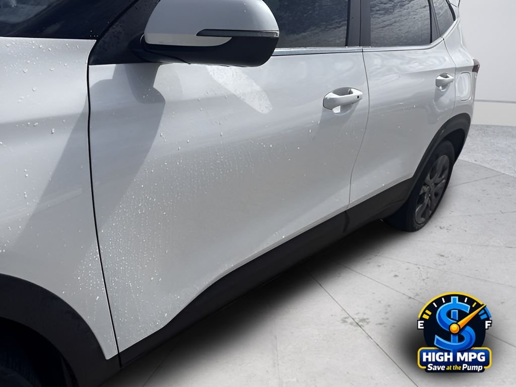 Used 2022 White Kia S image 19