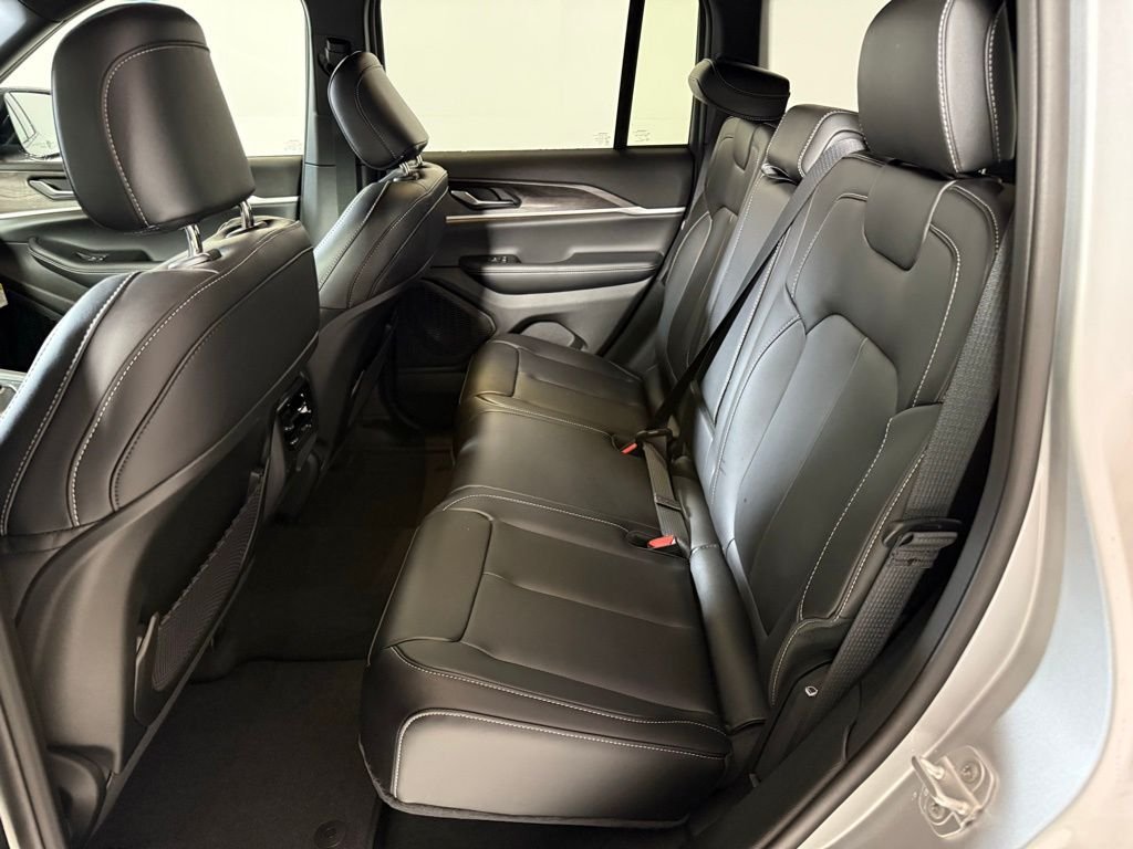 New 2025 Silver Zynith Exterior Paint Jeep Limited image 14