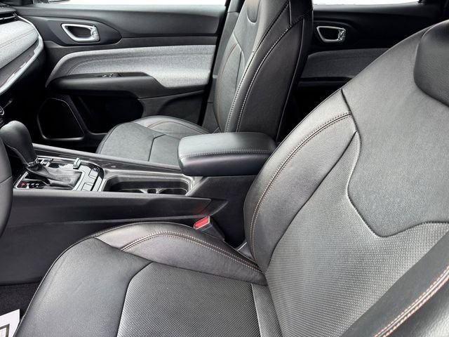 Used 2023 Black Jeep Latitude Lux image 12