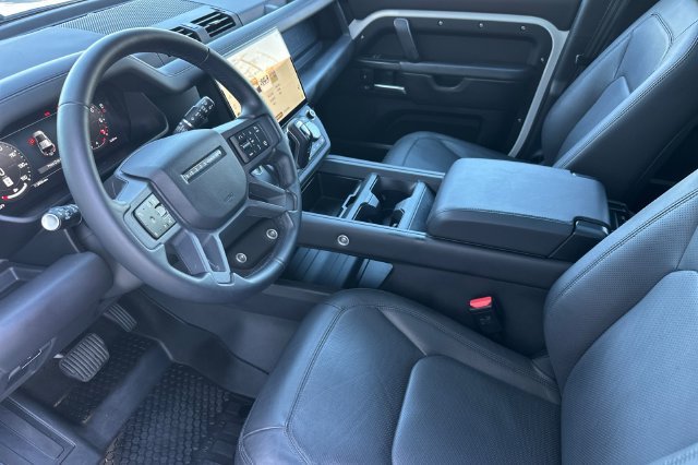 Used 2026 White Land Rover X-Dynamic SE image 9