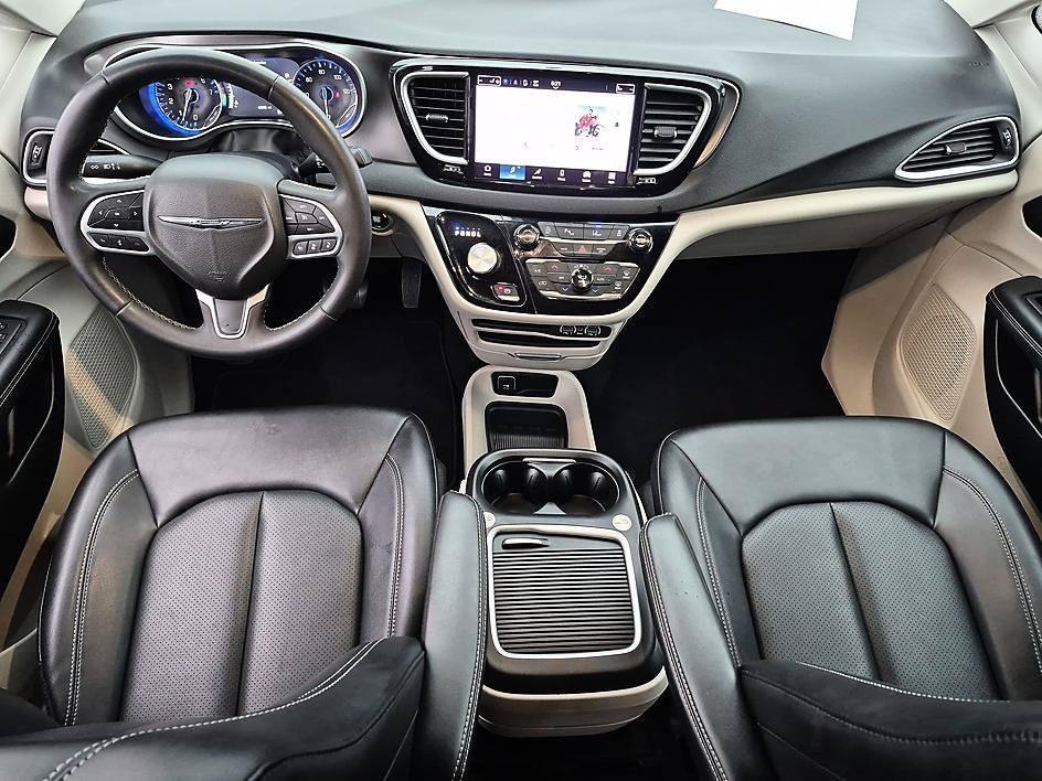 Used 2024 Silver Mist Clearcoat Chrysler Touring L image 28